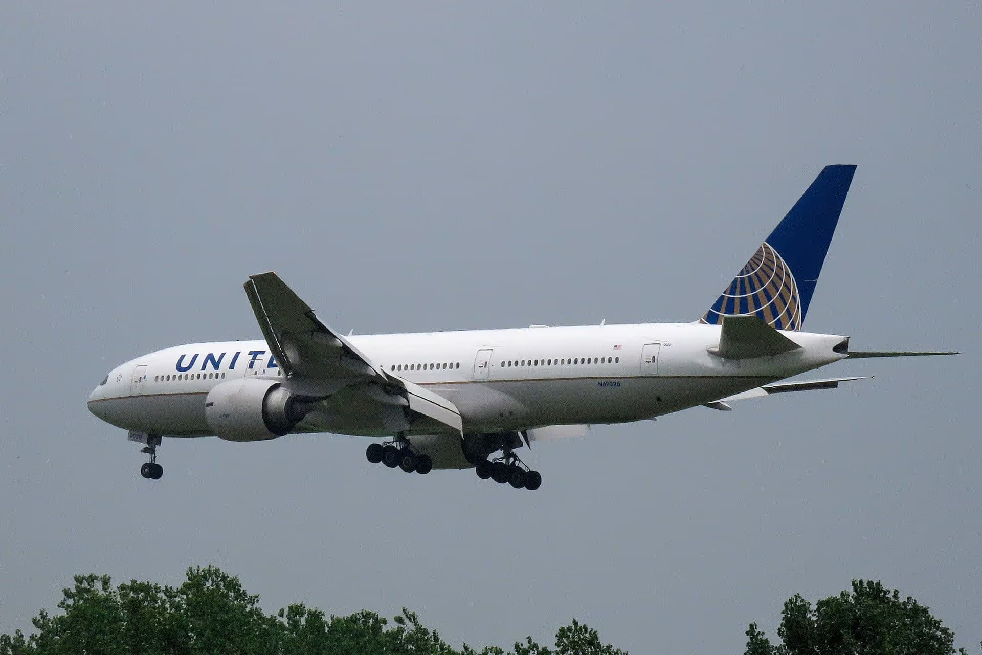 N69020 — Twin-engine aircraft