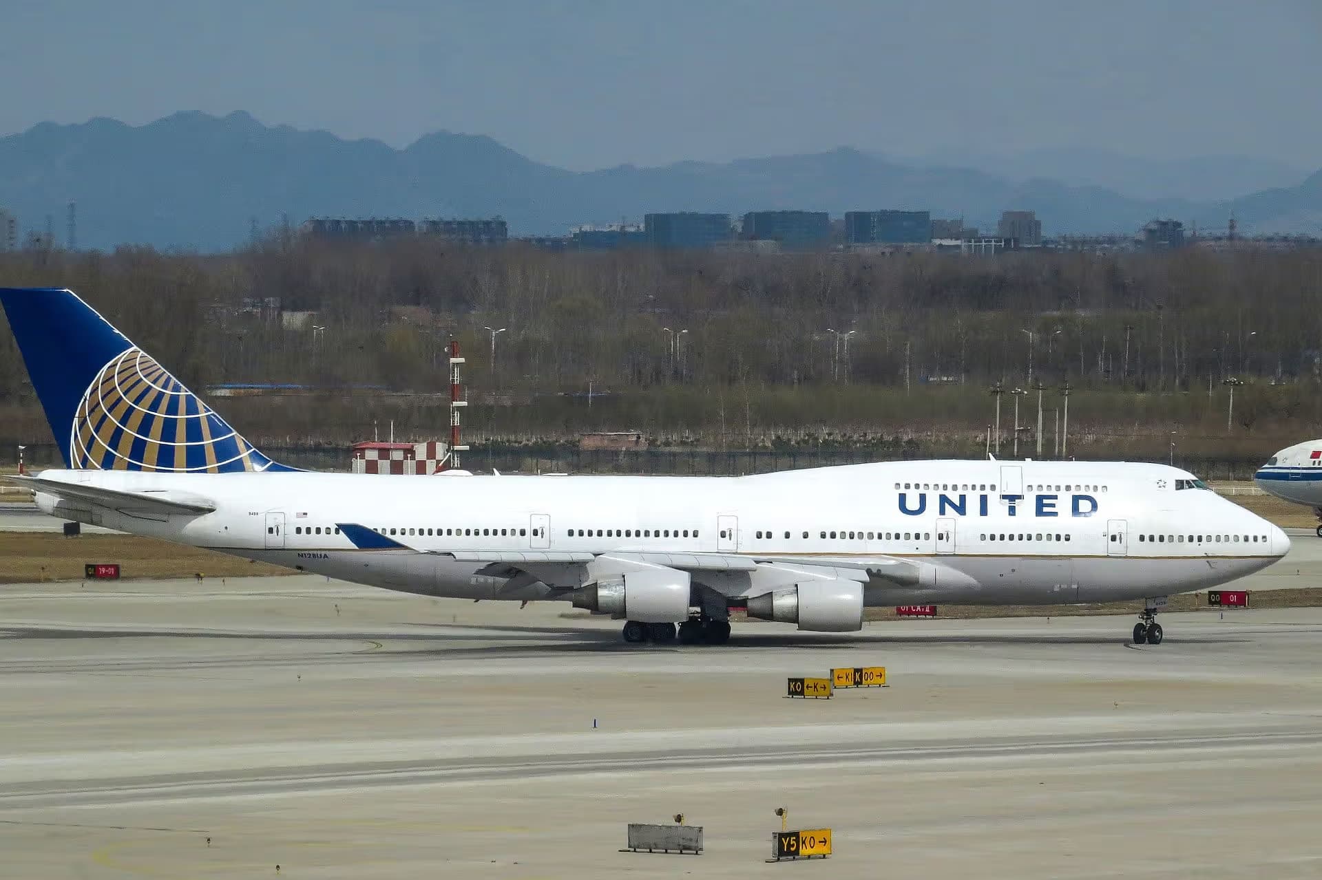 N128UA — Boeing