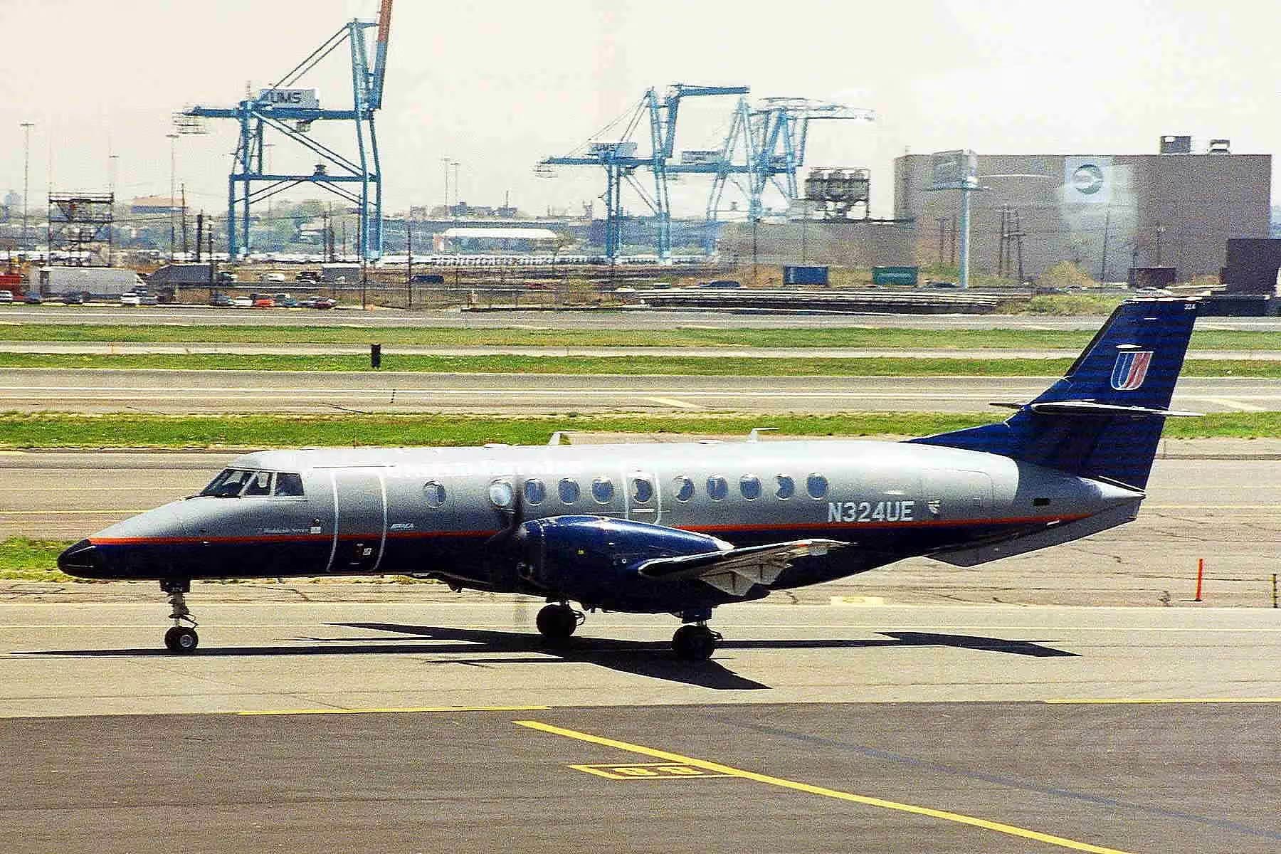 N324UE — Twin-engine aircraft