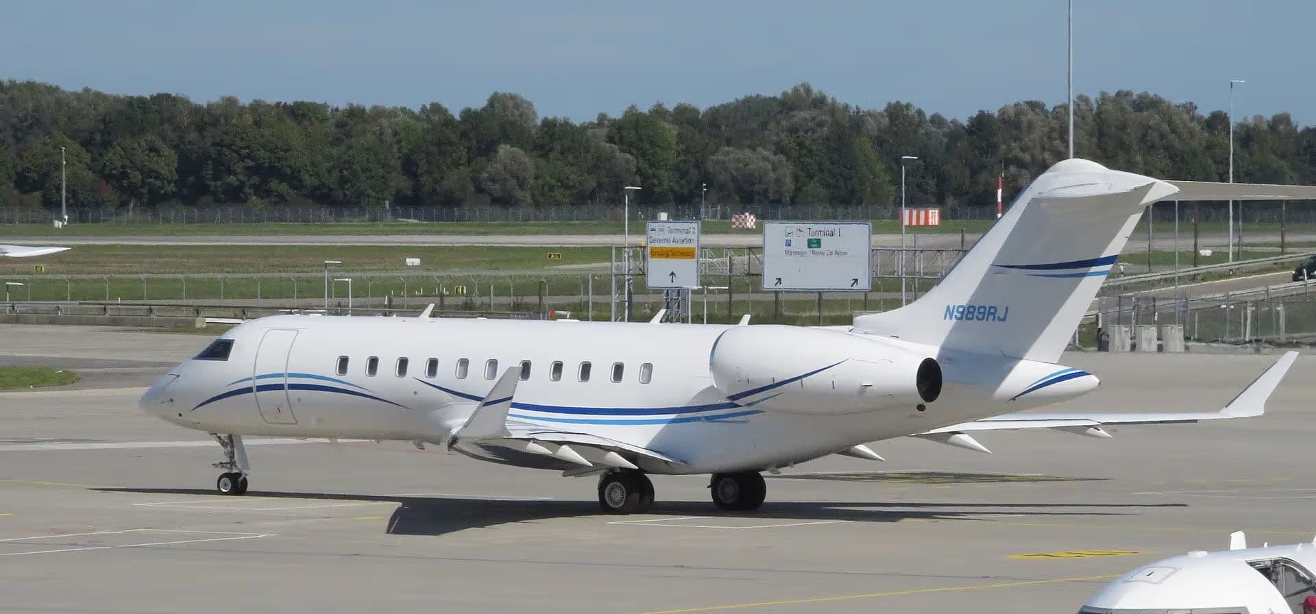 N989RJ — Business jet at Munich Airport
