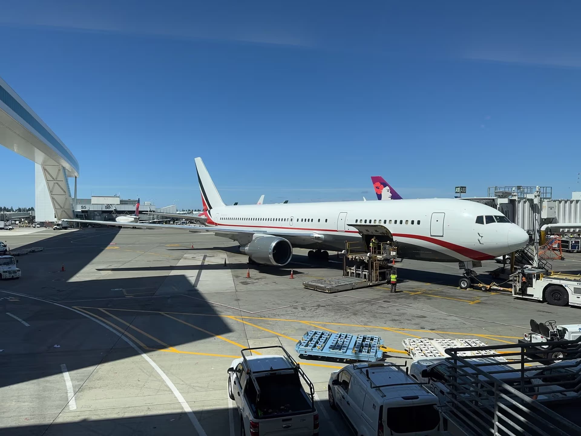 N423AX — Boeing 767-324 at Seattle–Tacoma International Airport