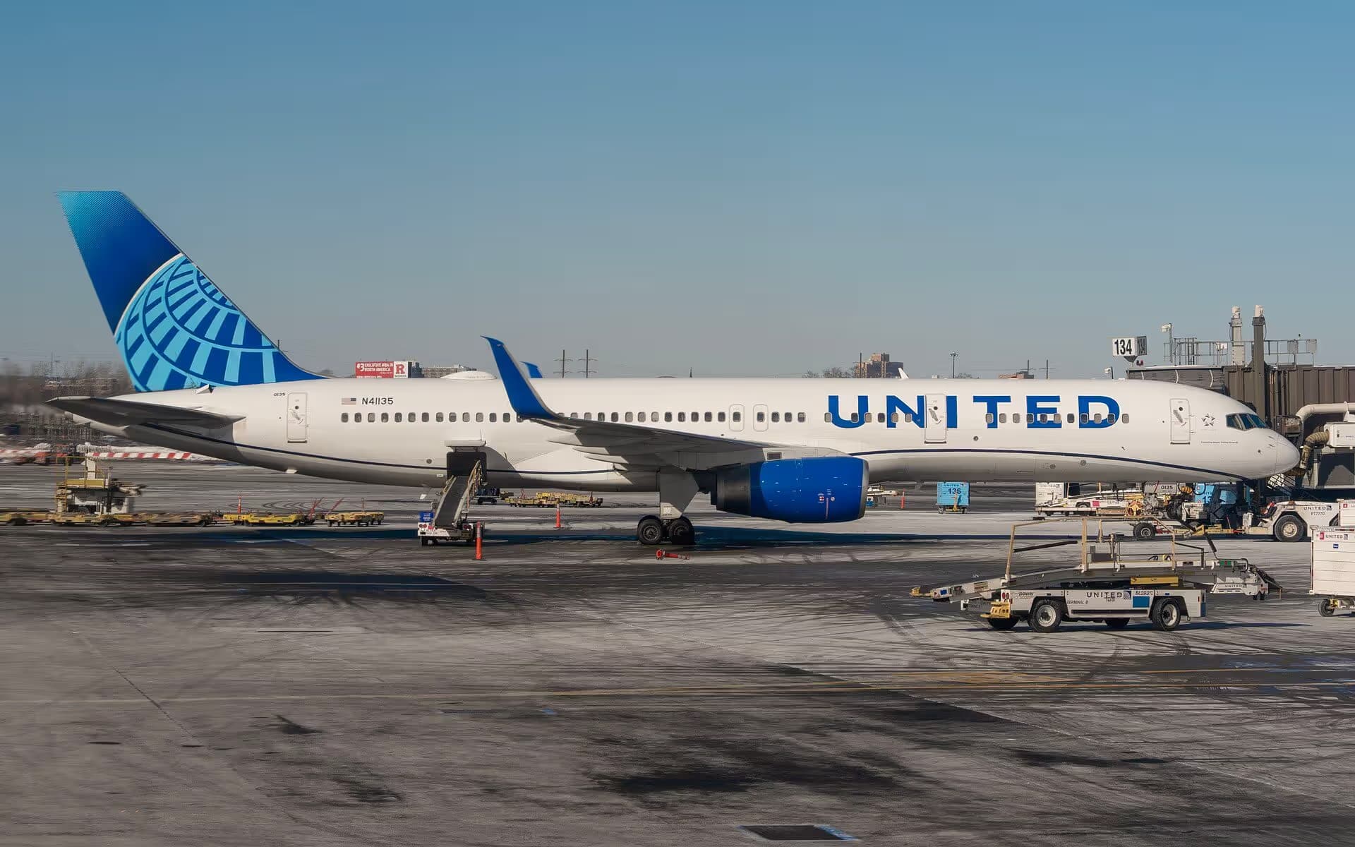 N41135 — Twin-engine aircraft