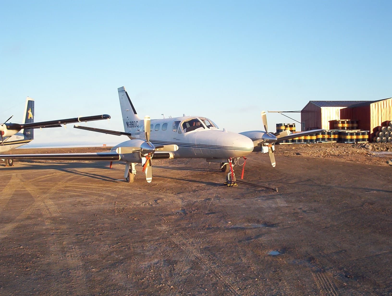 N6860C — Twin-engine aircraft