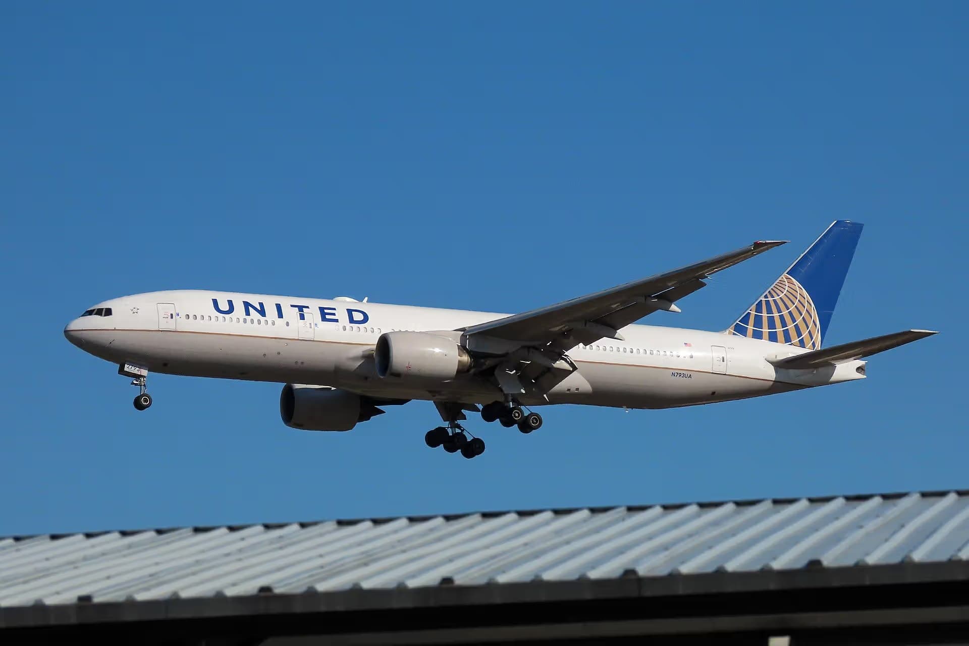 N793UA — Twin-engine aircraft