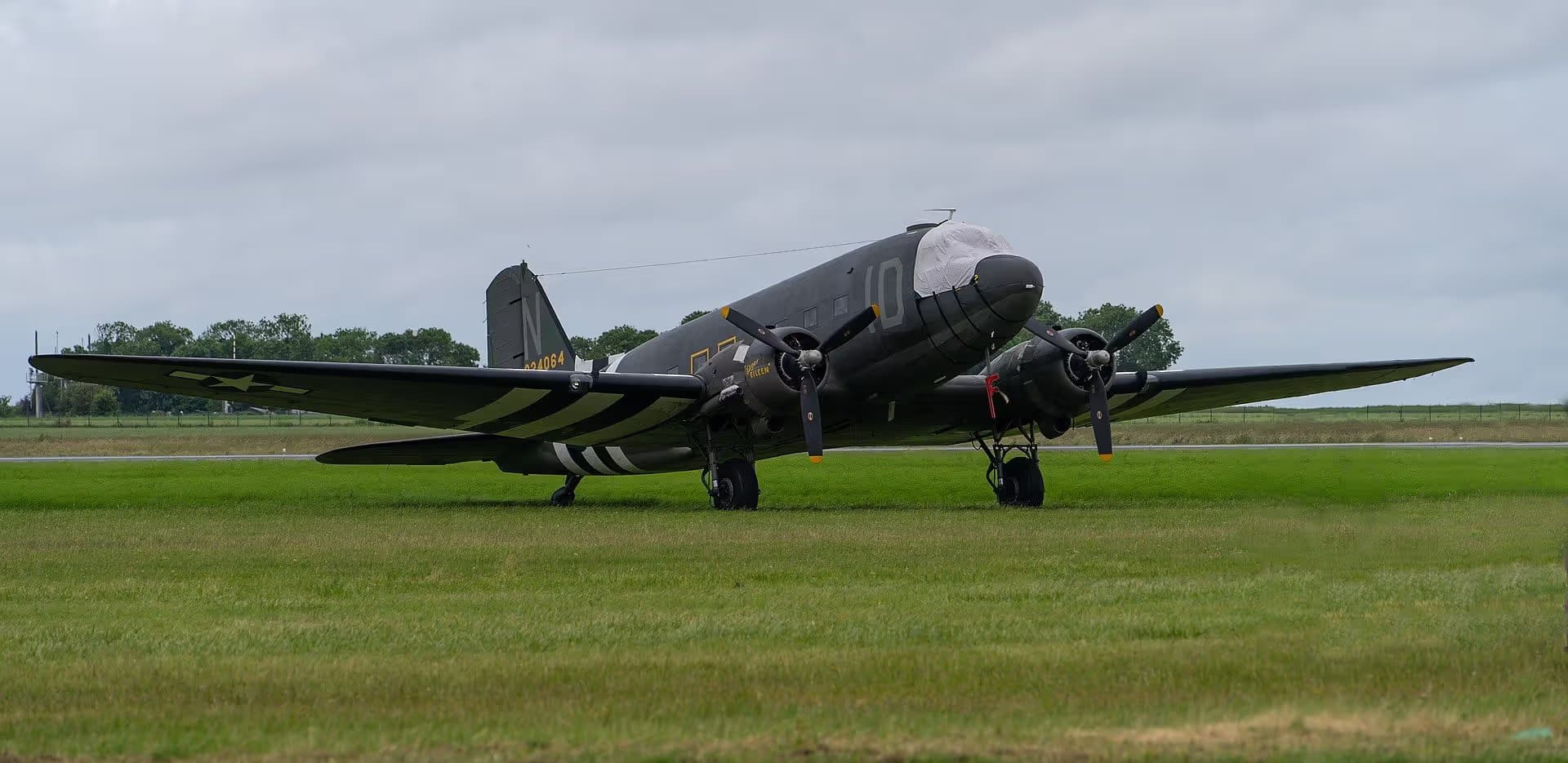 N74589 — Twin-engine aircraft