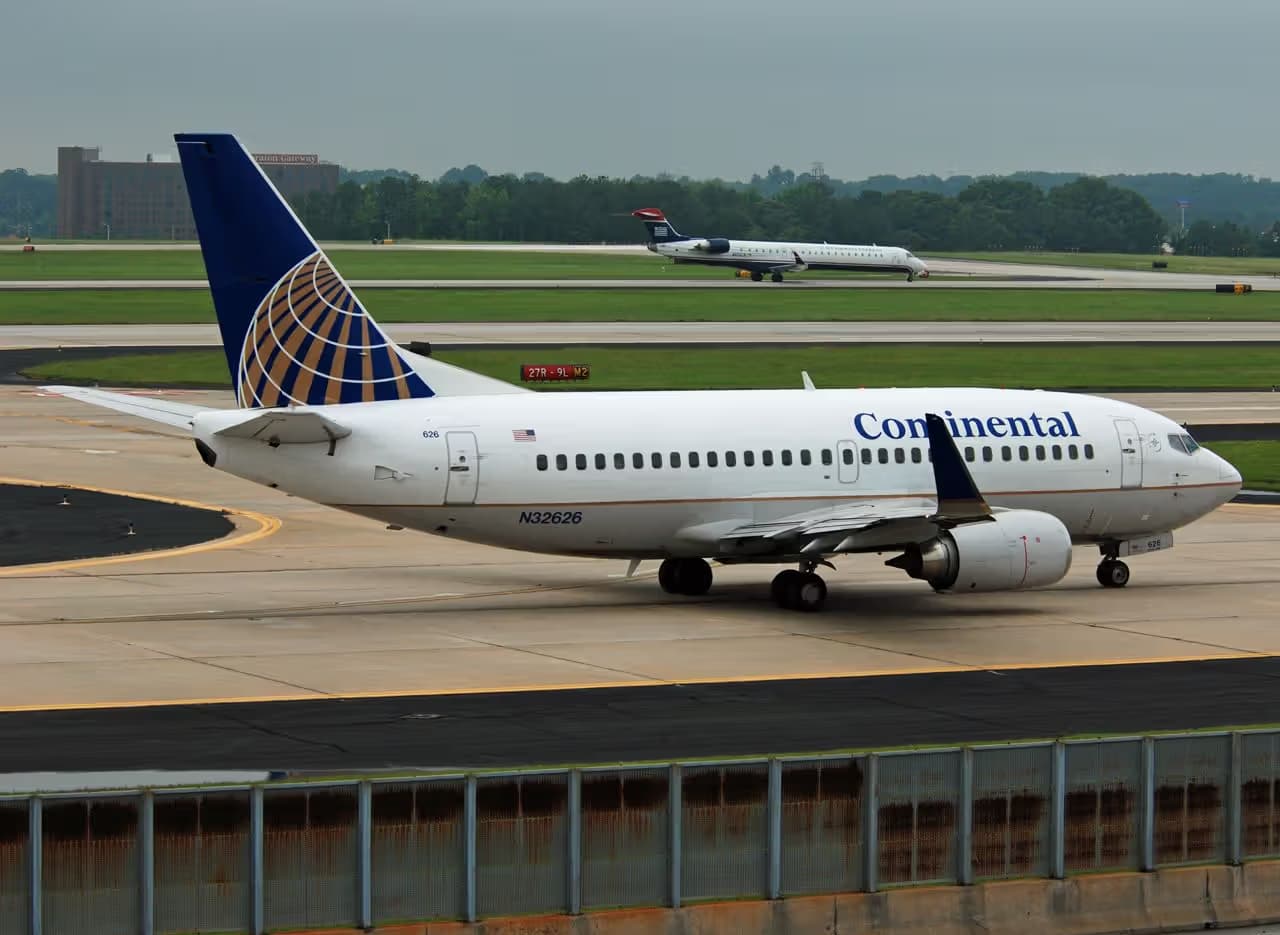 N32626 — Twin-engine aircraft