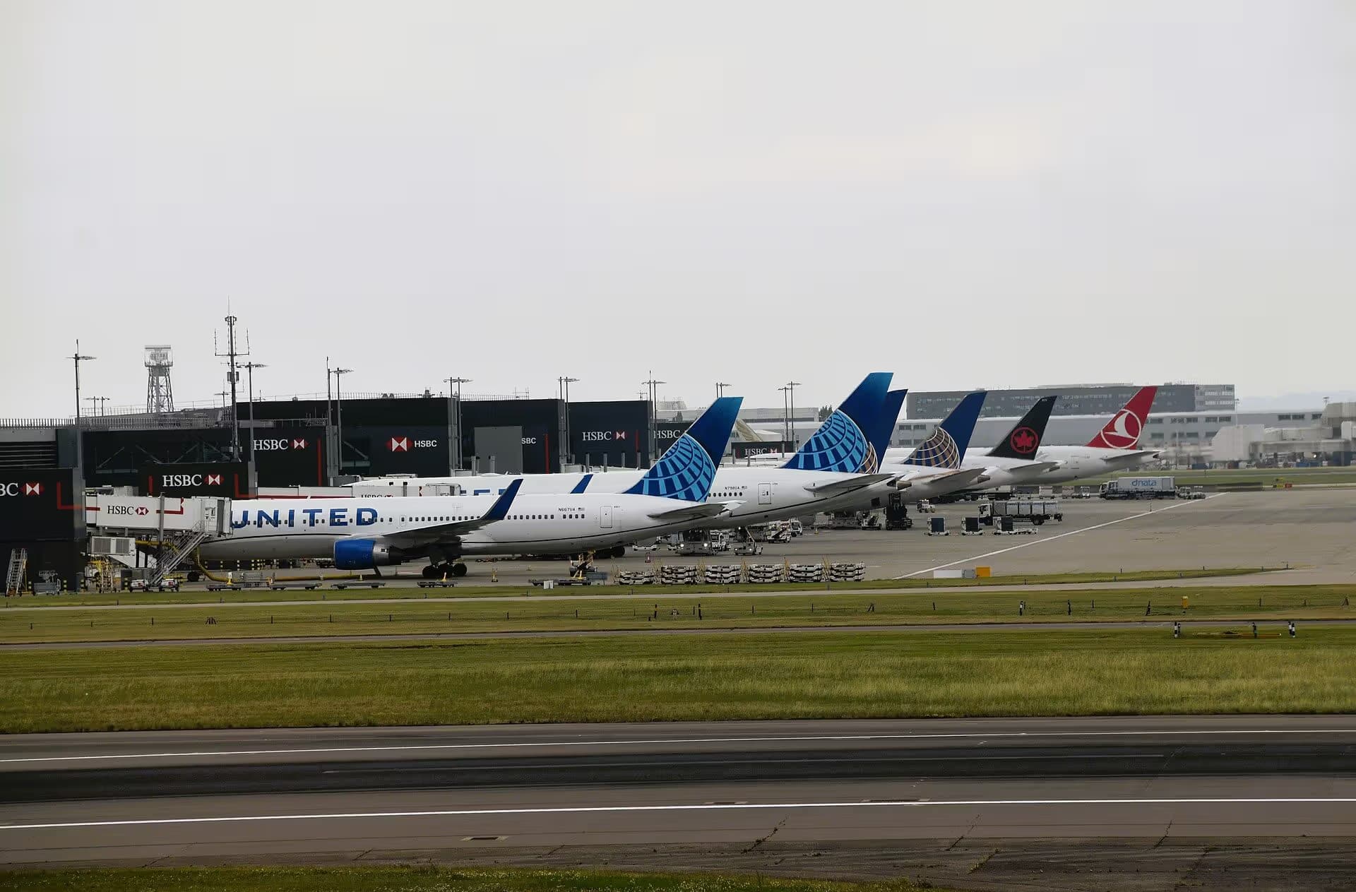 N667UA — Twin-engine aircraft at Heathrow Airport