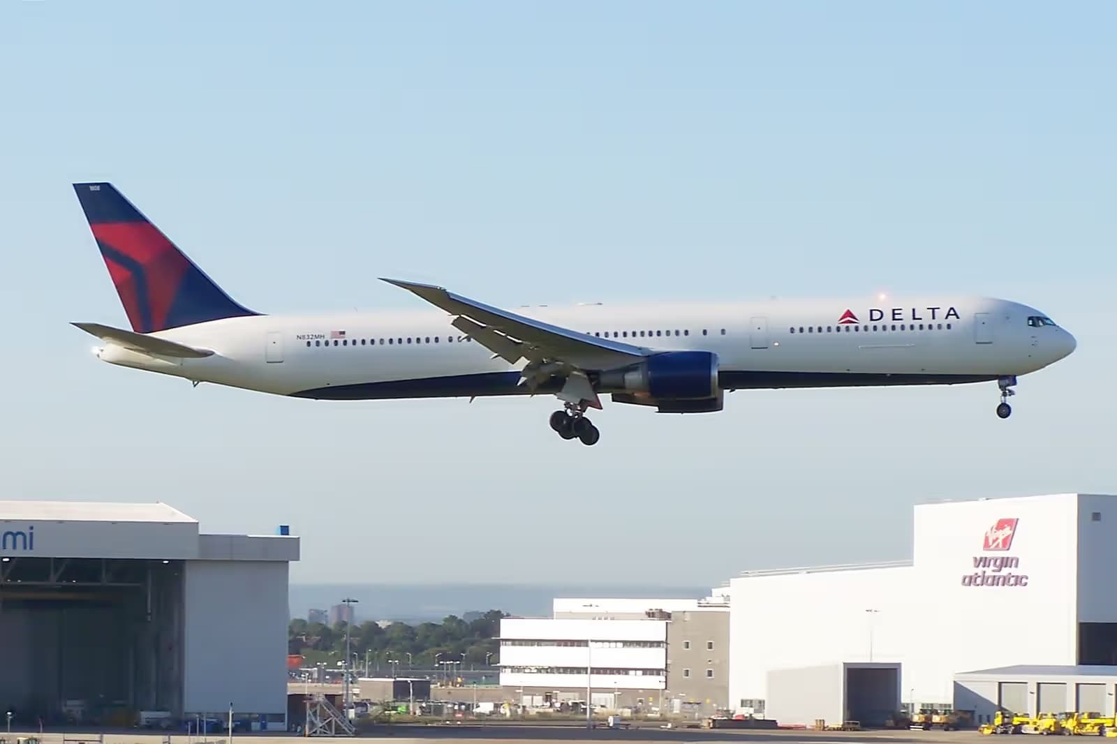 N832MH — Twin-engine aircraft
