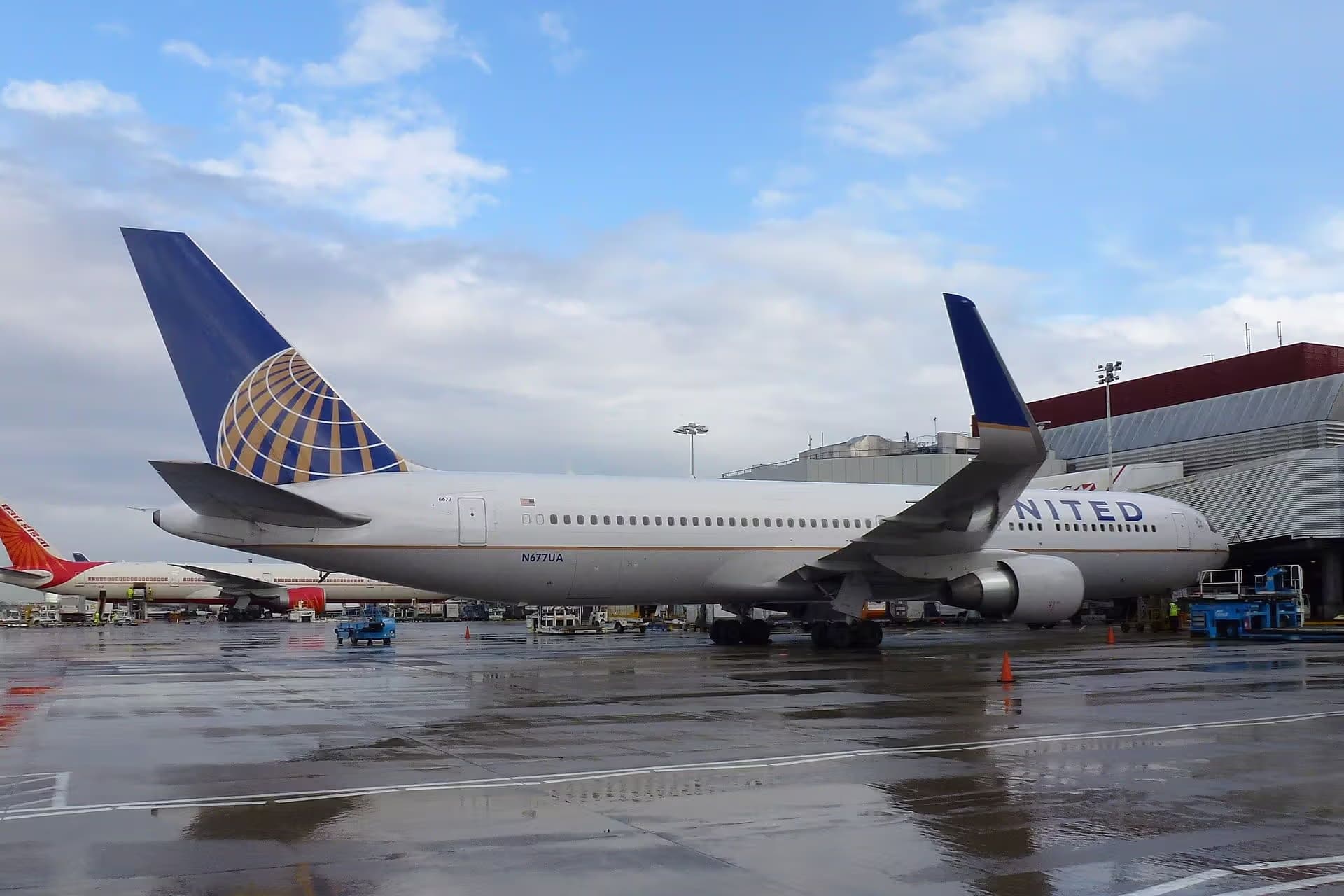 N677UA — Boeing