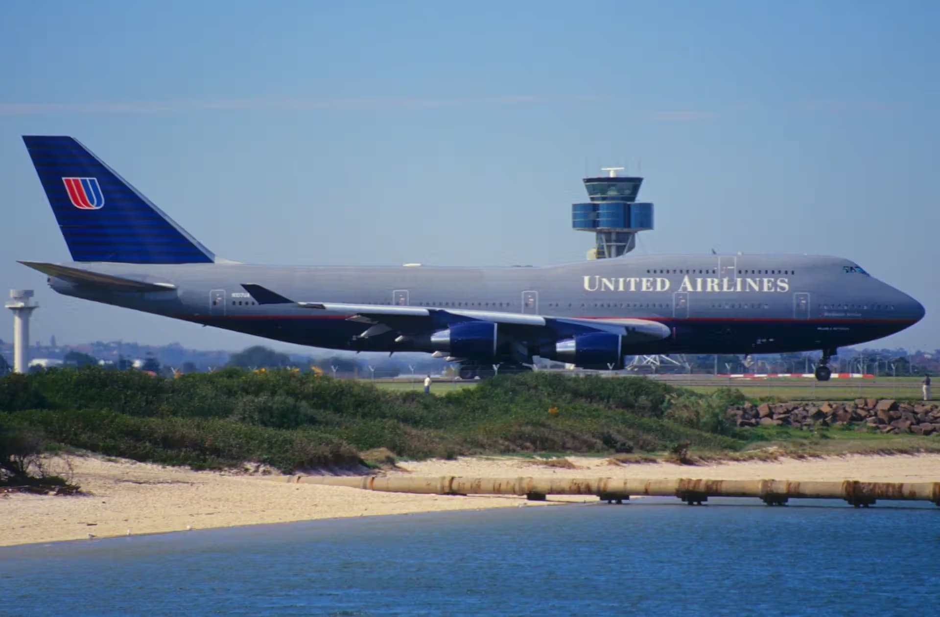 N107UA — Boeing