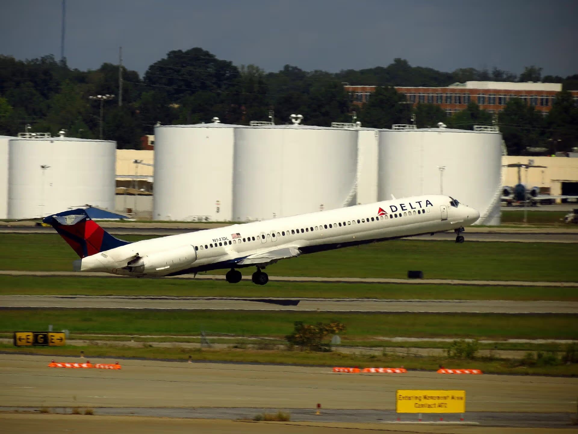 N941DL — Twin-engine aircraft