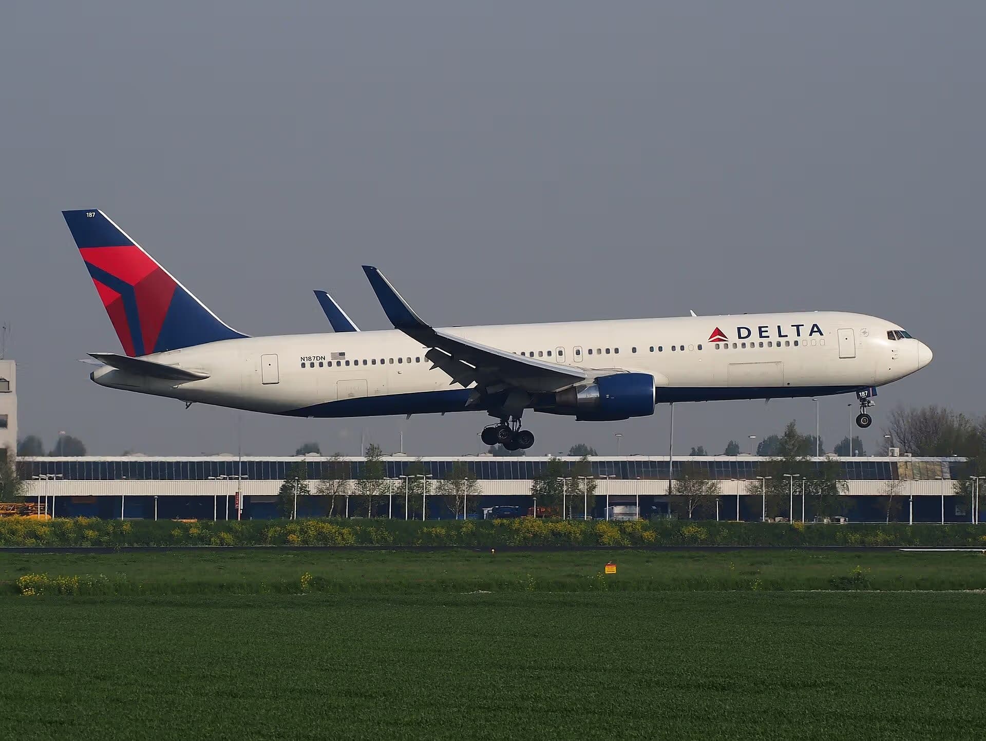 N187DN — Twin-engine aircraft