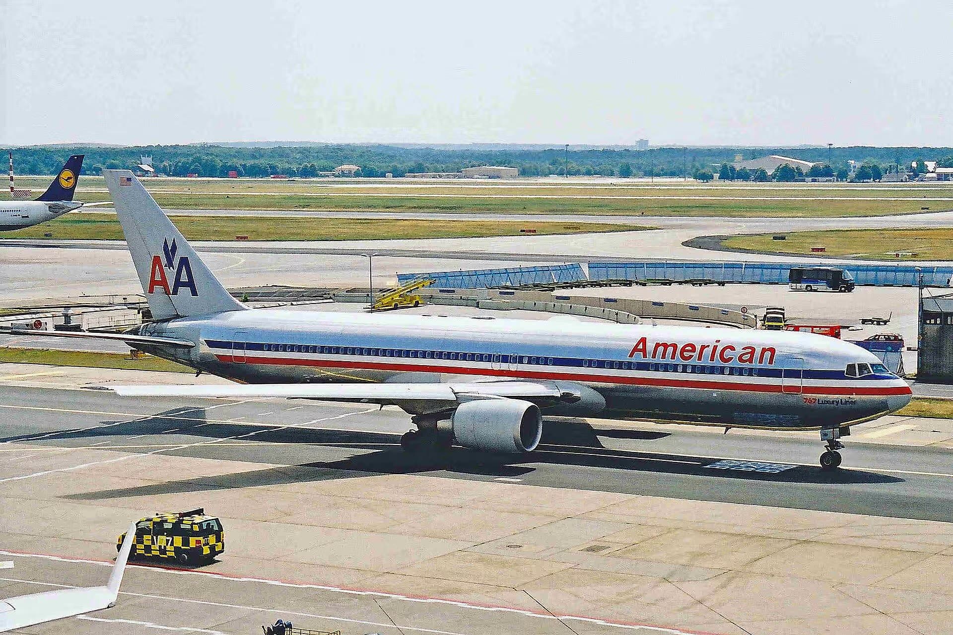 N381AN — Twin-engine aircraft