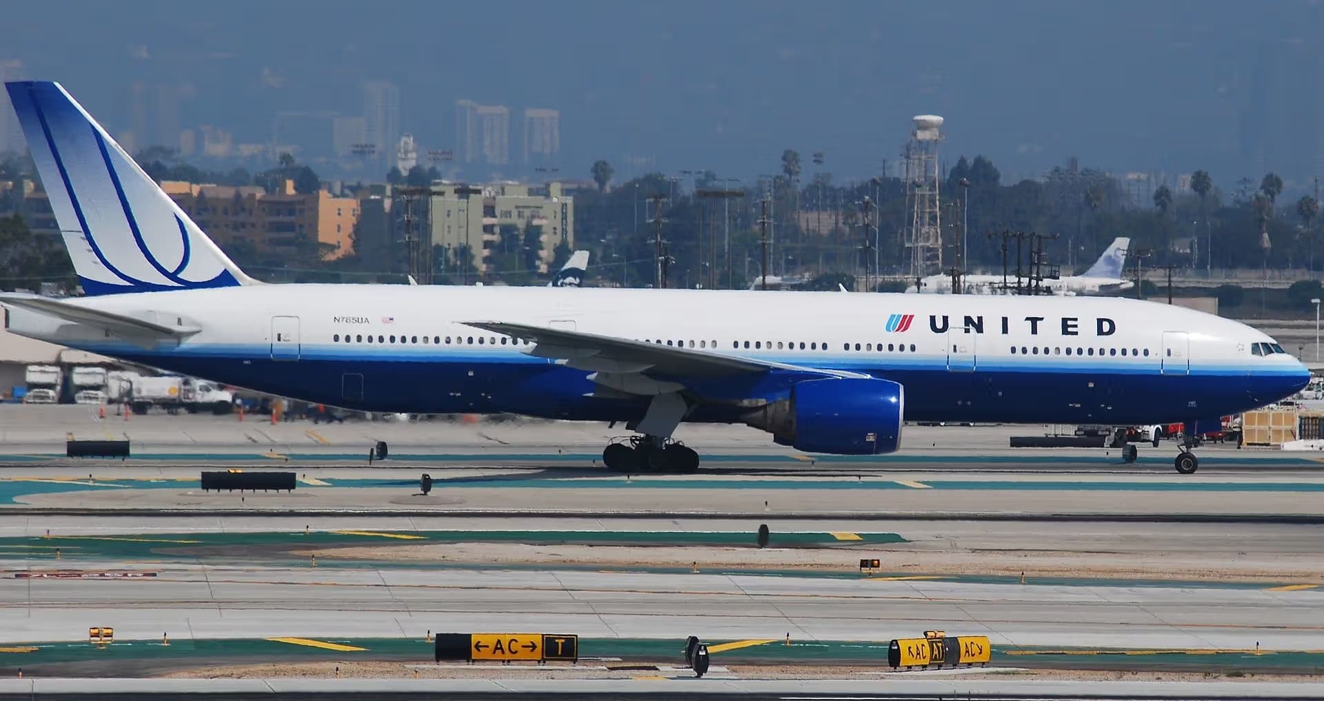 N785UA — Boeing