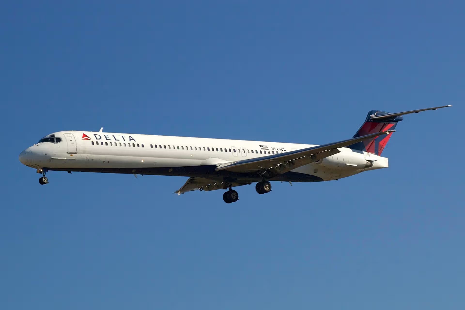 N920DL — Twin-engine aircraft