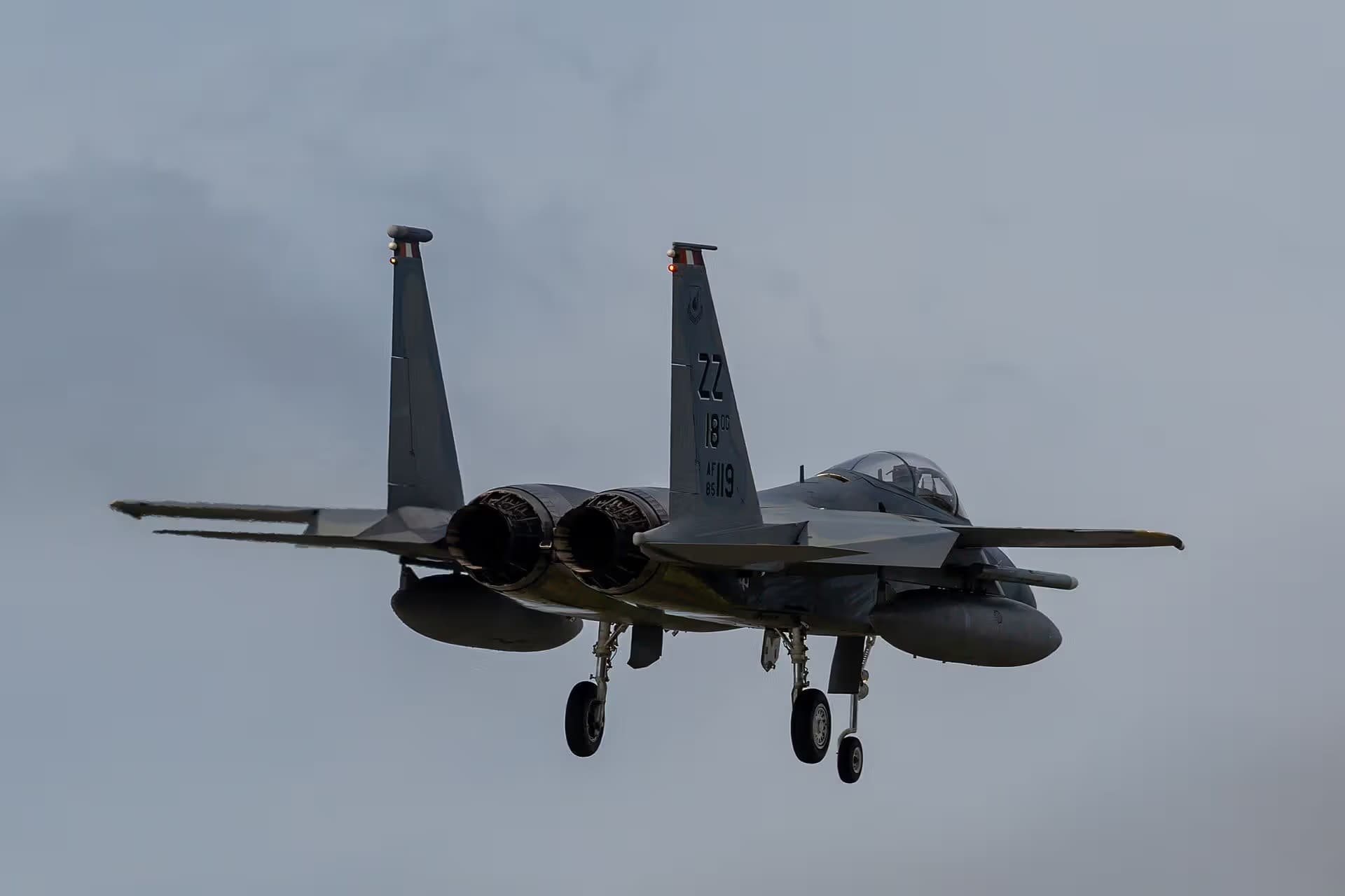 Unidentified — Twin-engine aircraft