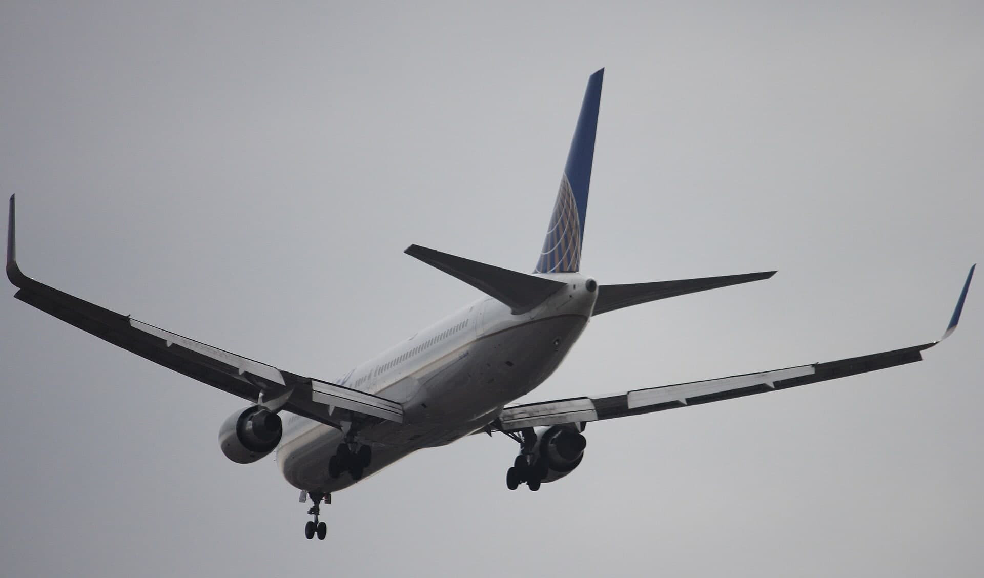 N675UA — Twin-engine aircraft