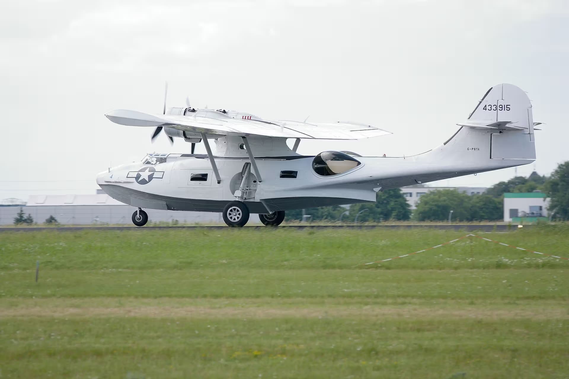 Unidentified — Twin-engine aircraft
