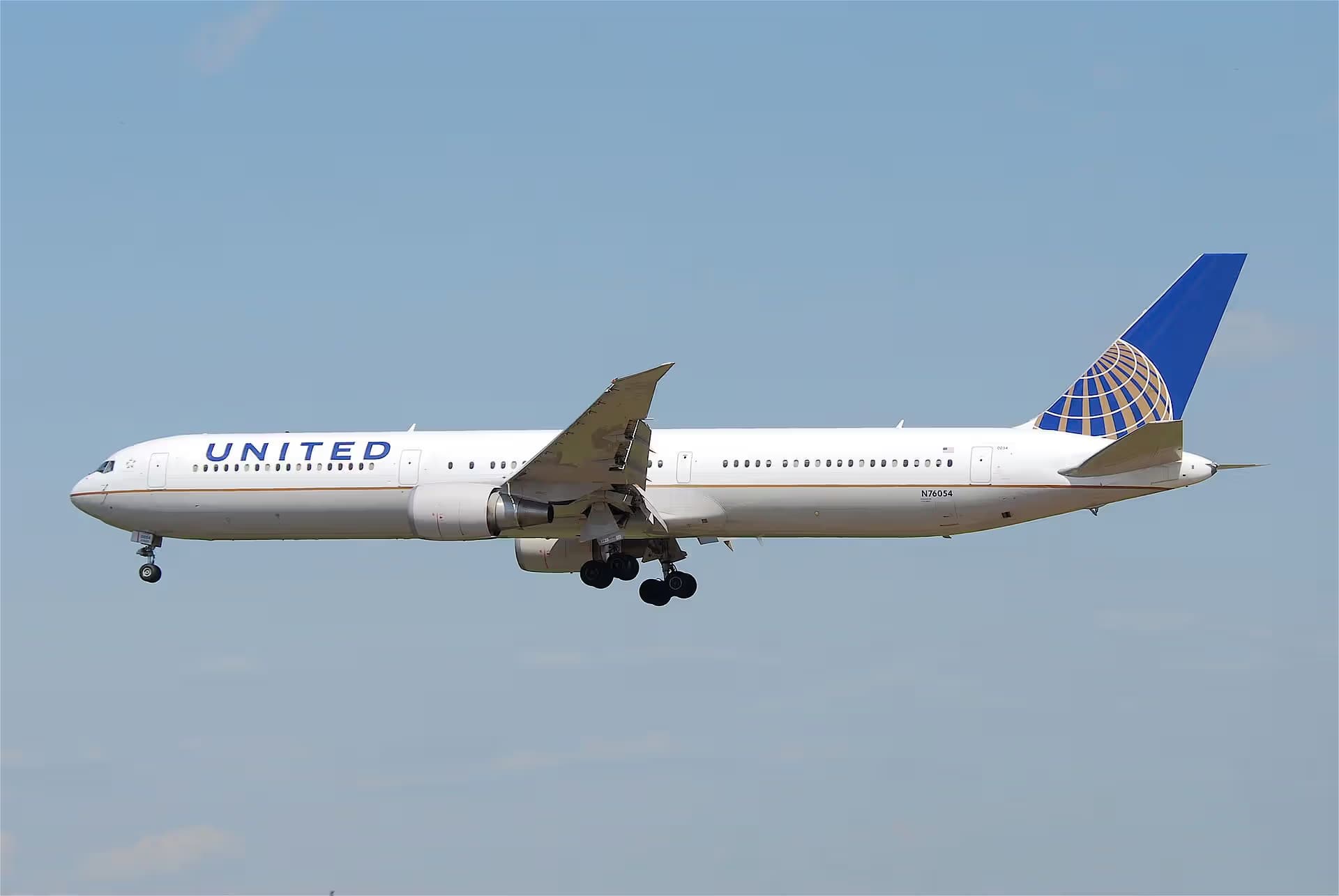N76054 — Twin-engine aircraft