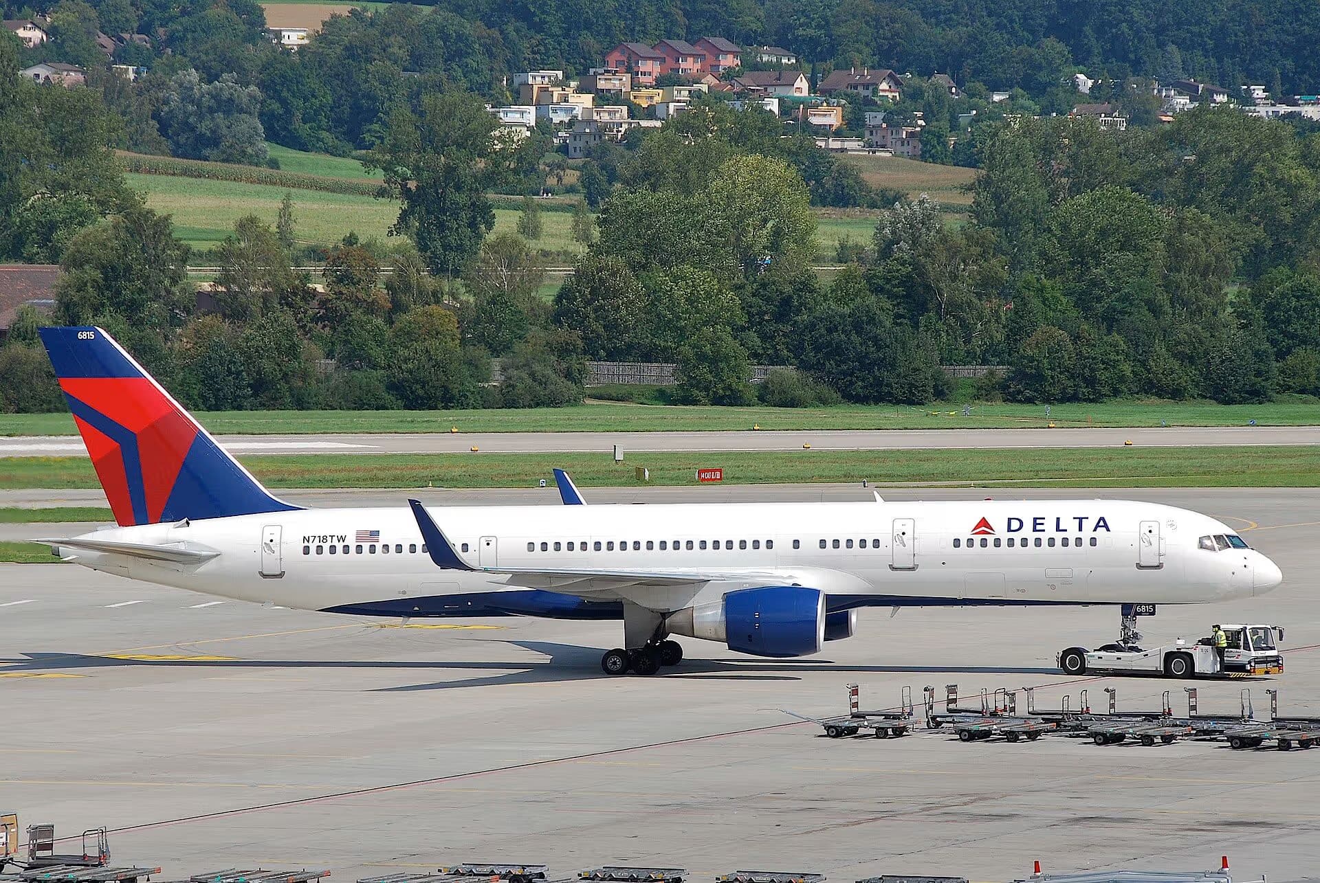 N718TW — Twin-engine aircraft