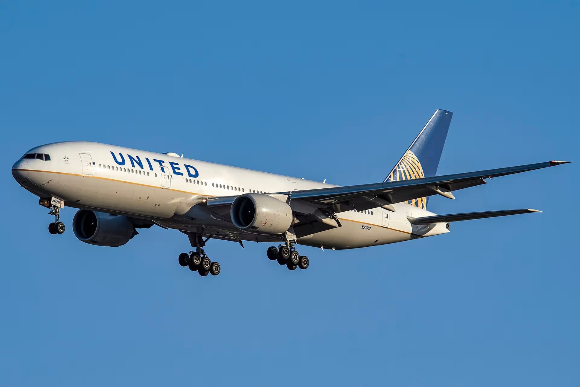 N229UA — Twin-engine aircraft