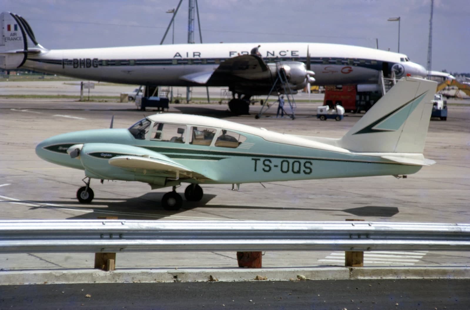 F-BHBG — Twin-engine aircraft