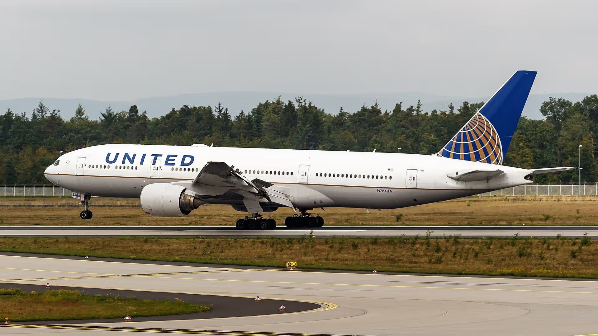 N784UA — Twin-engine aircraft