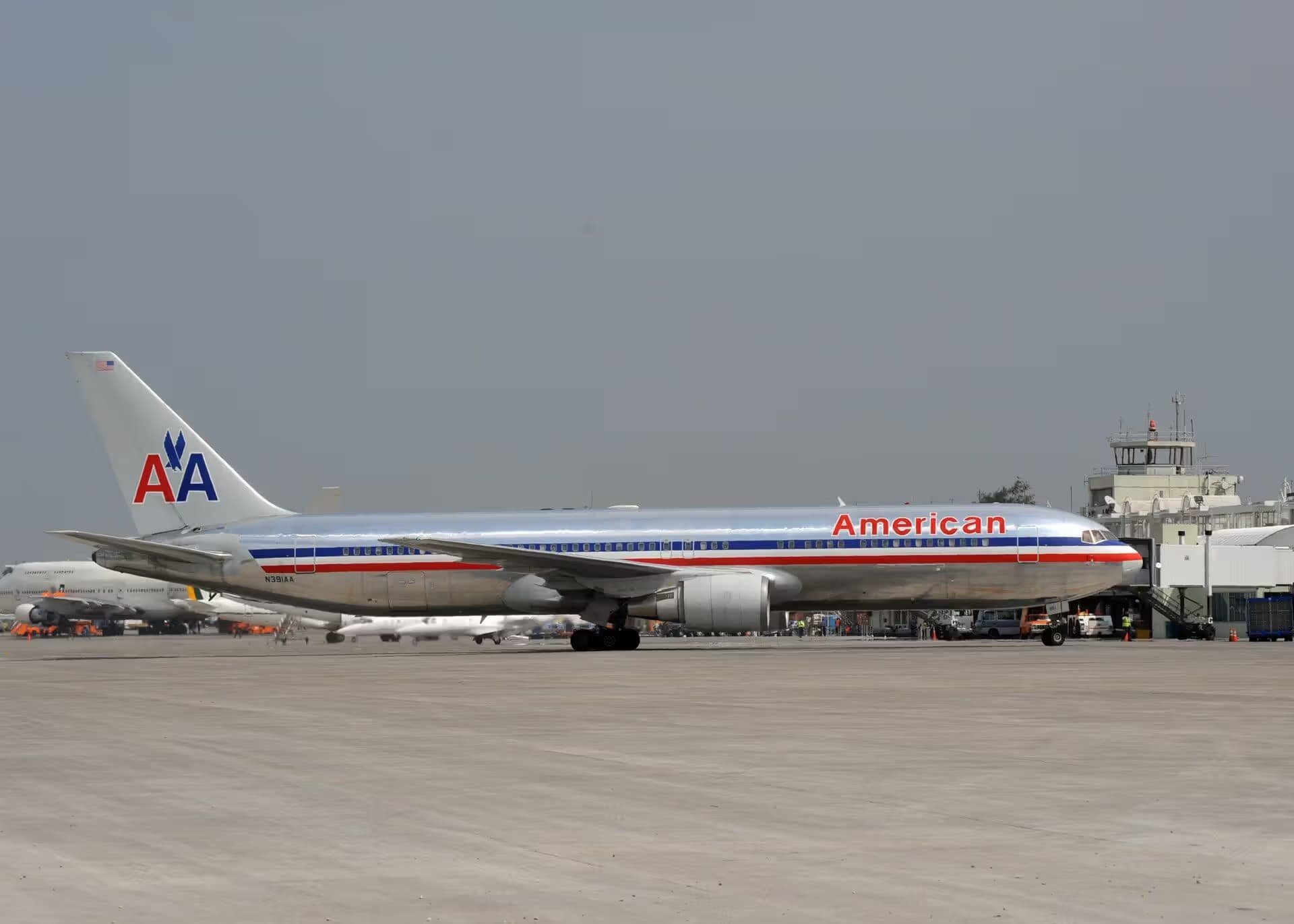 N391AA — Twin-engine aircraft at Toussaint Louverture International Airport