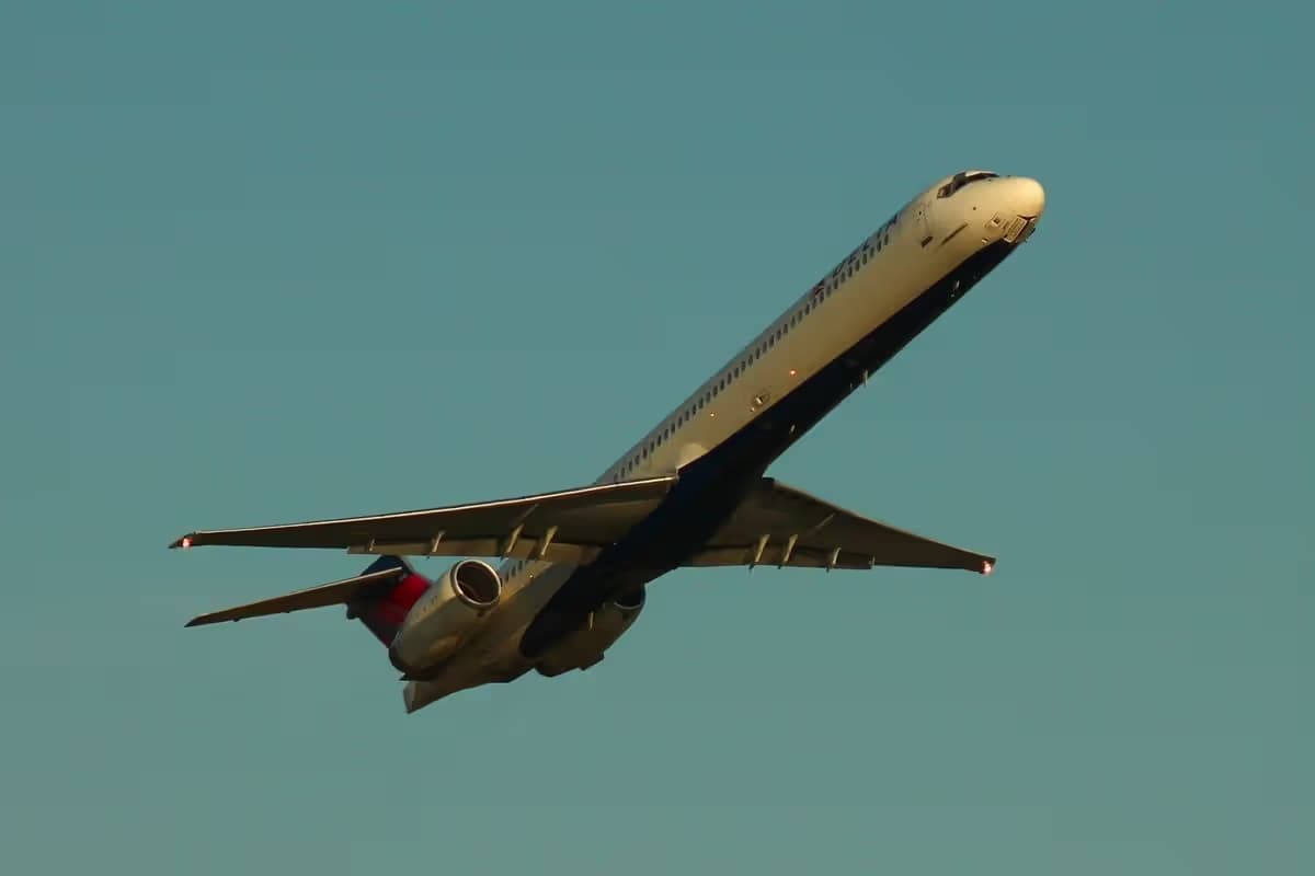 N960DN — Twin-engine aircraft