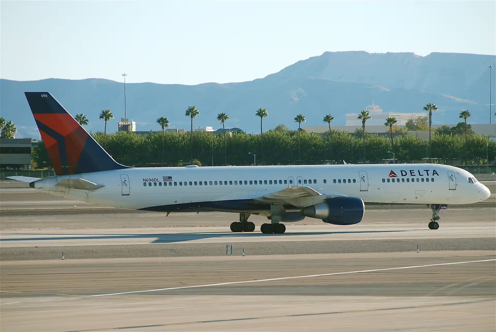 N696DL — Twin-engine aircraft