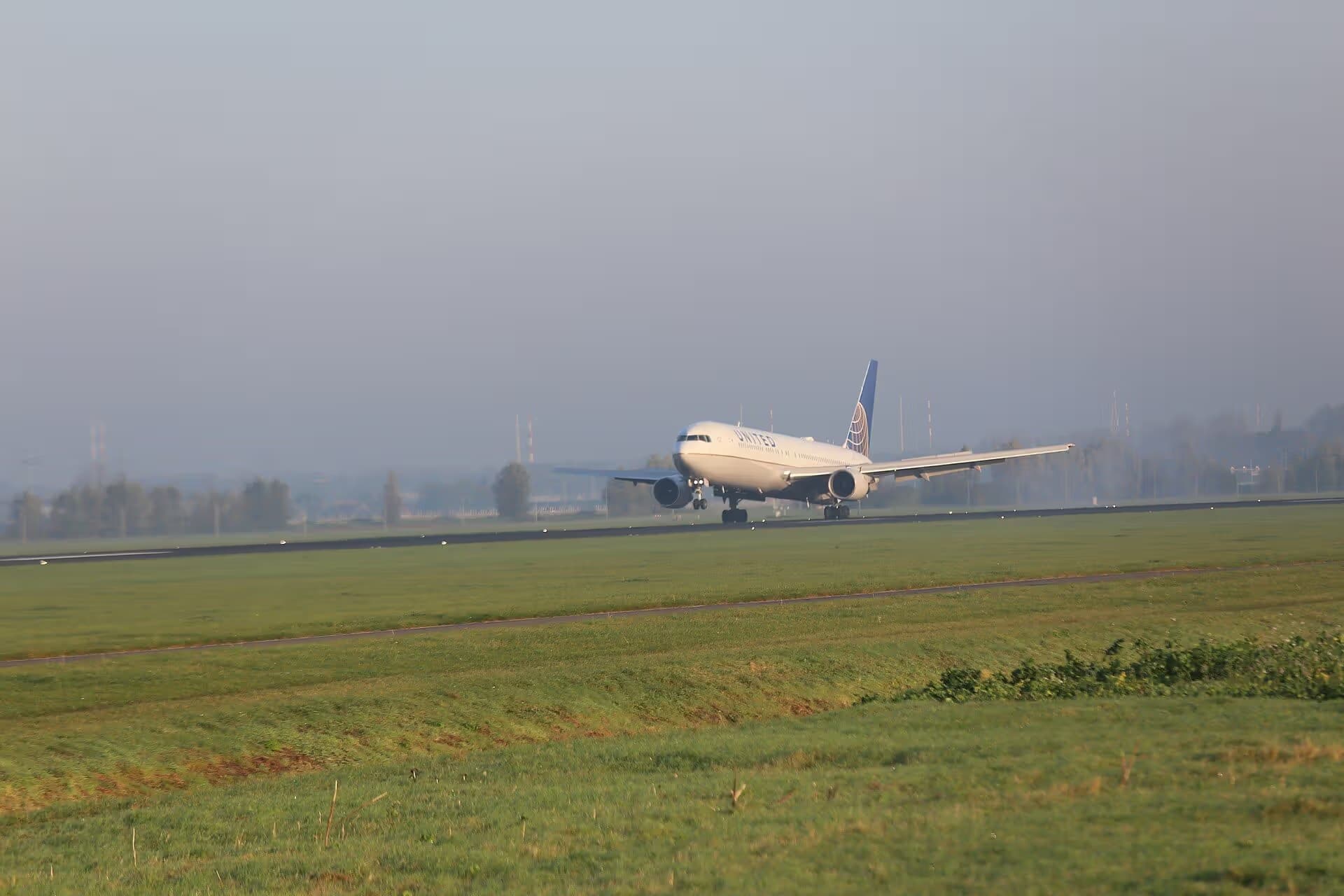 N646UA — Twin-engine aircraft