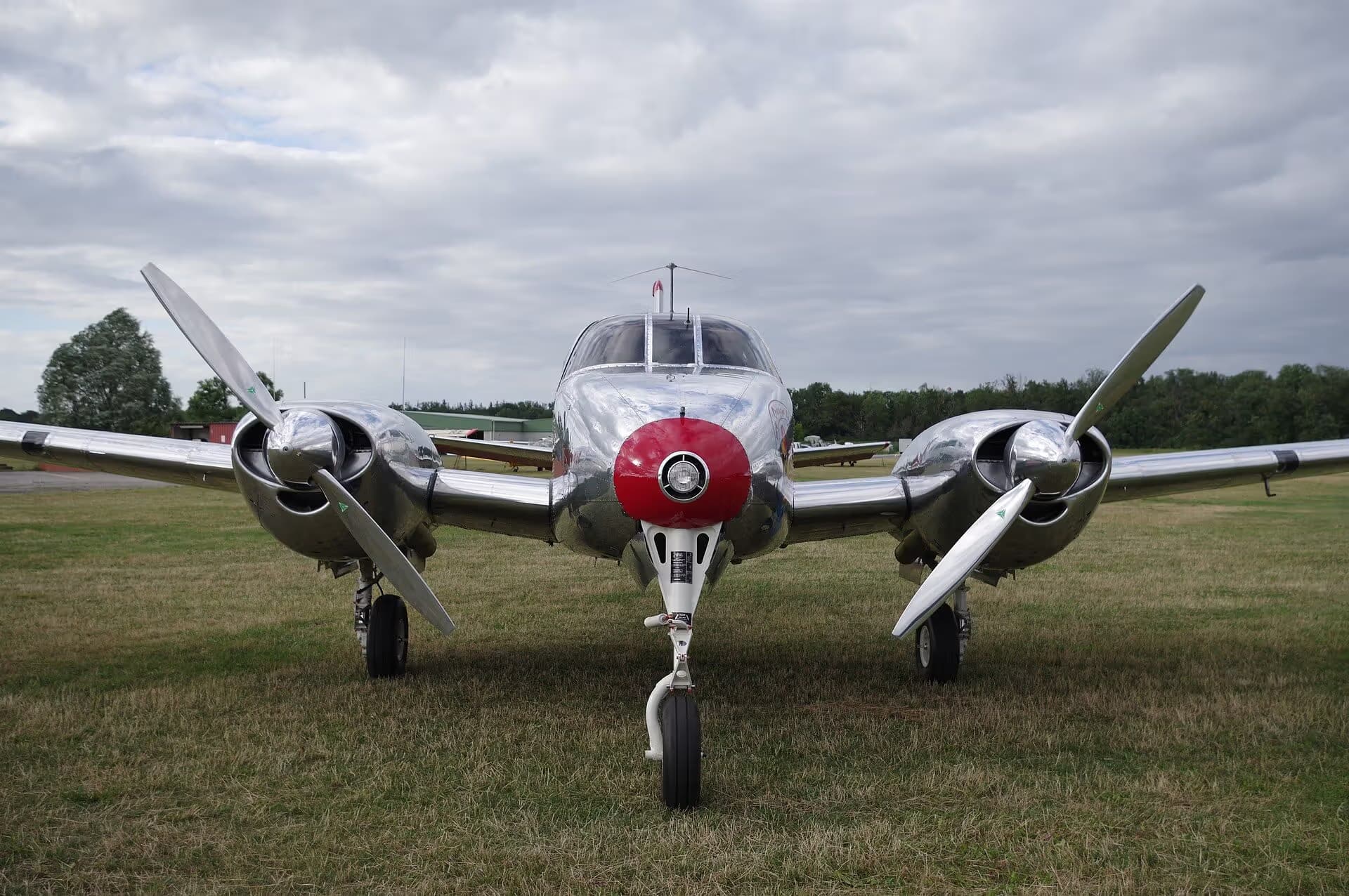 N3670B — Twin-engine aircraft