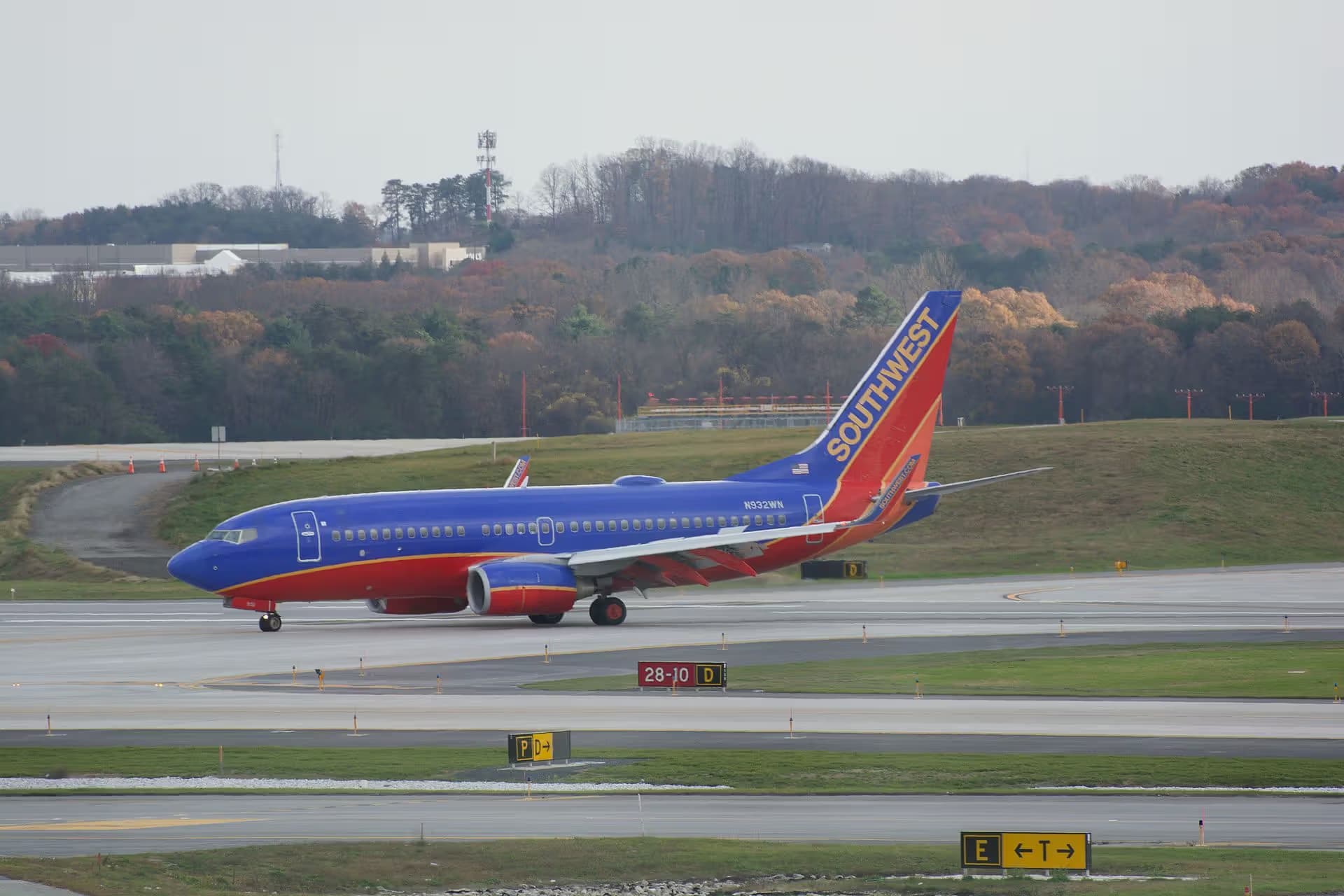 N932WN — Twin-engine aircraft