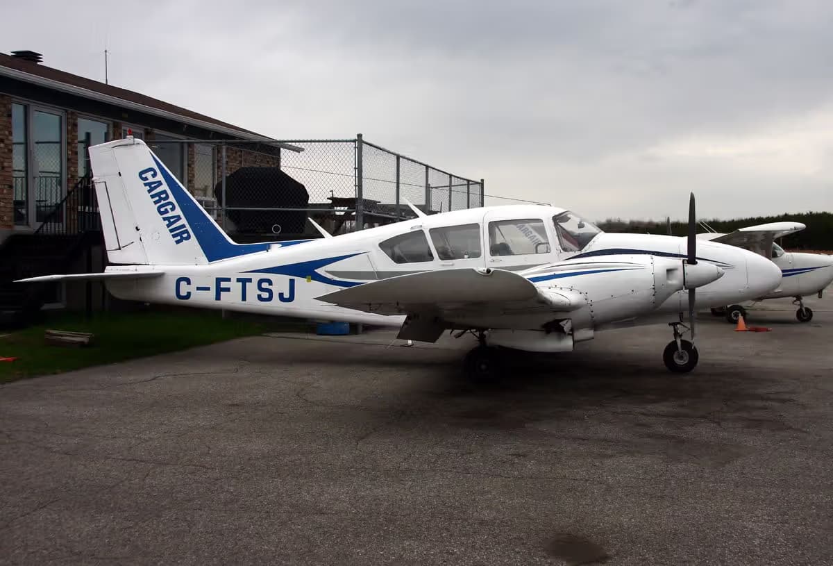C-FTSJ — Twin-engine aircraft