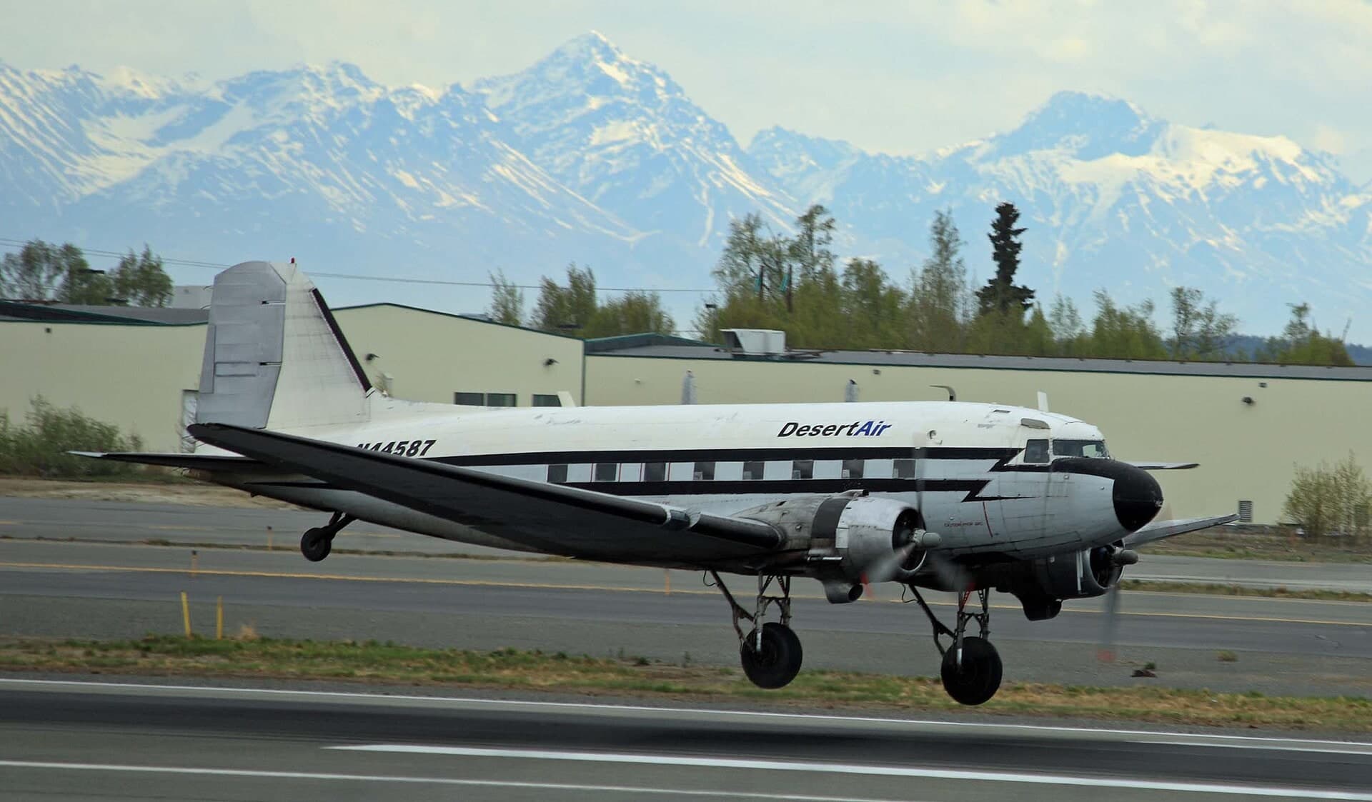 N44587 — Twin-engine aircraft