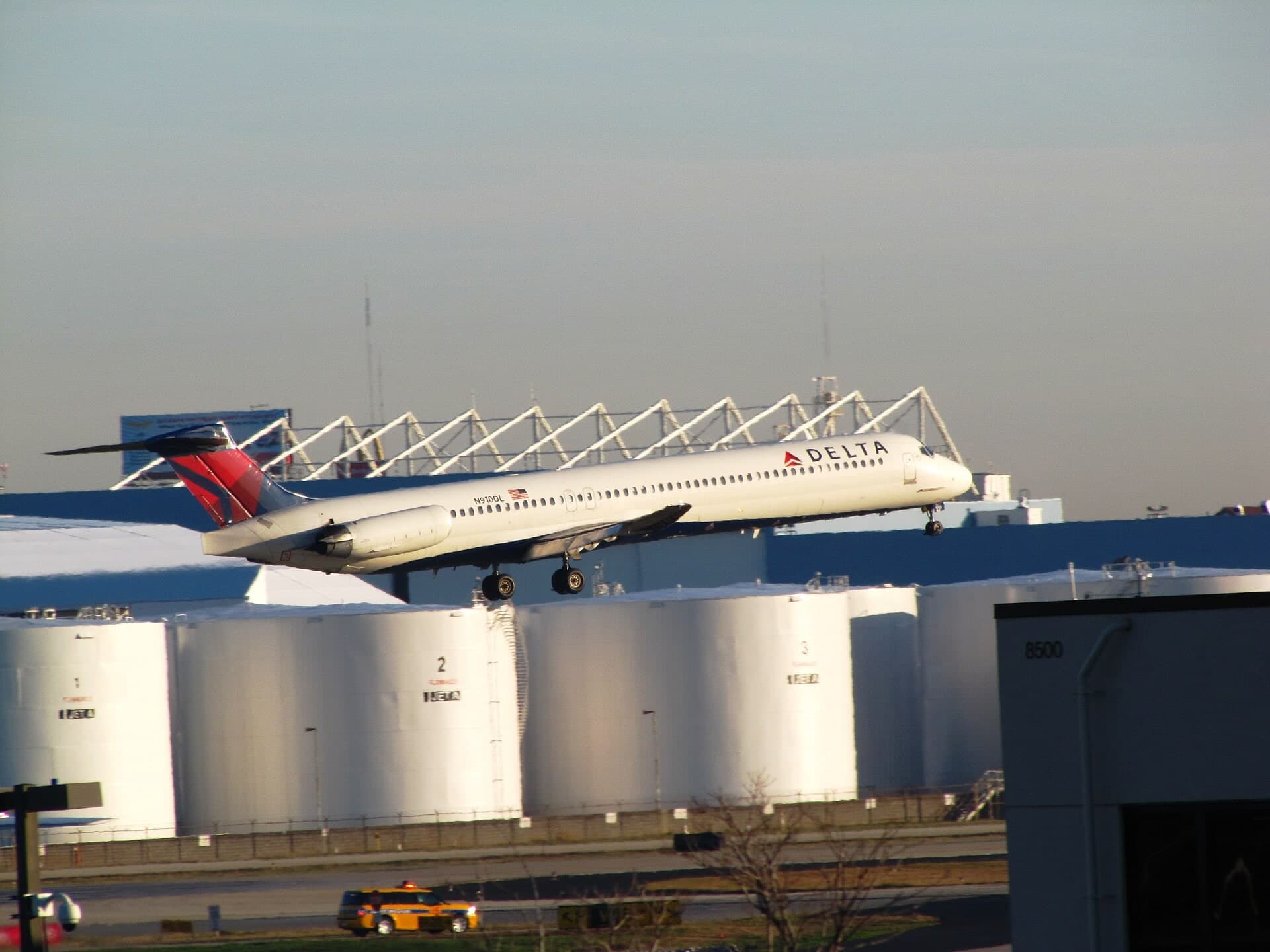 N910DL — Twin-engine aircraft