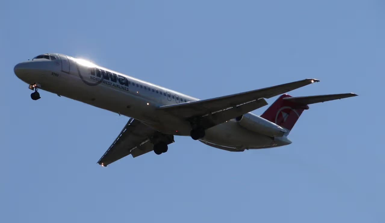 N762NW — Douglas