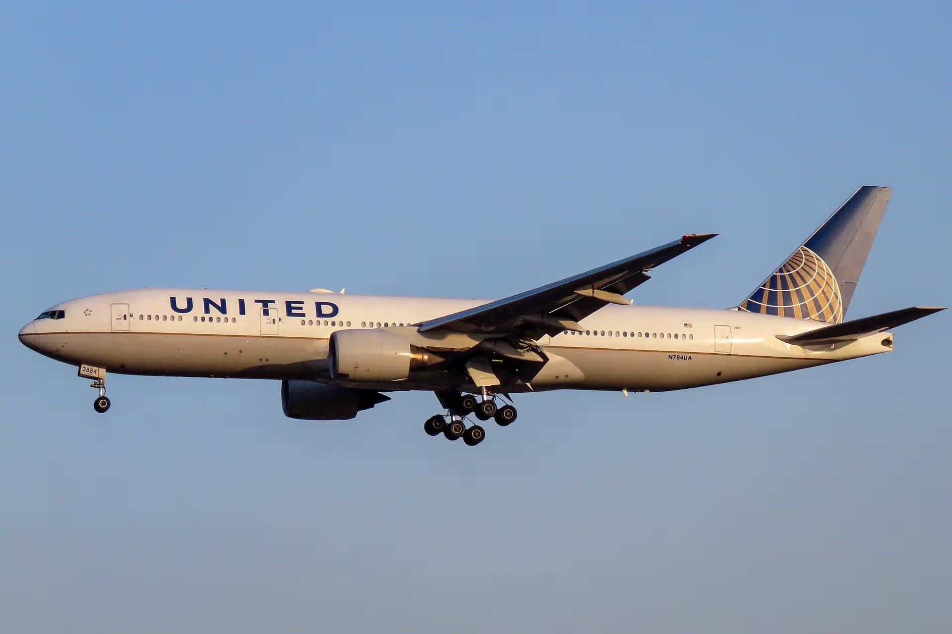 N784UA — Twin-engine aircraft