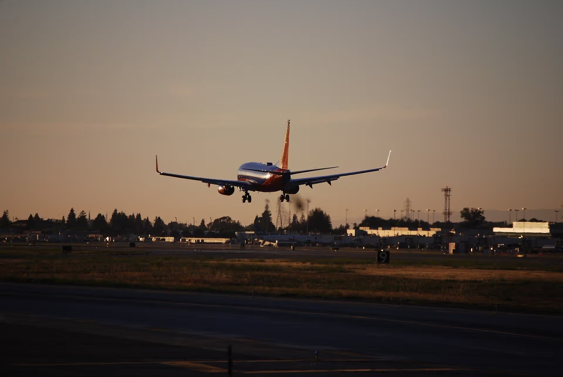 N916WN — Twin-engine aircraft