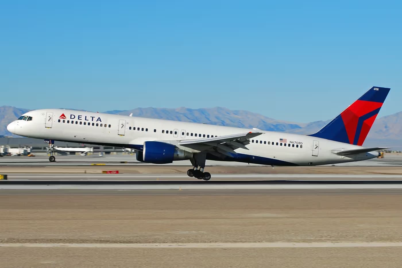 N6708D — Twin-engine aircraft
