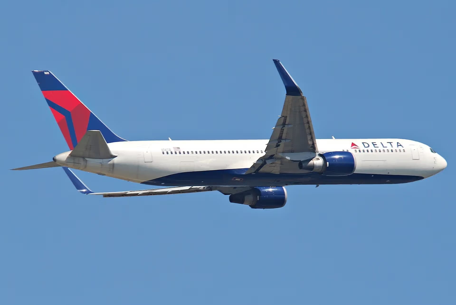 N1611B — Twin-engine aircraft