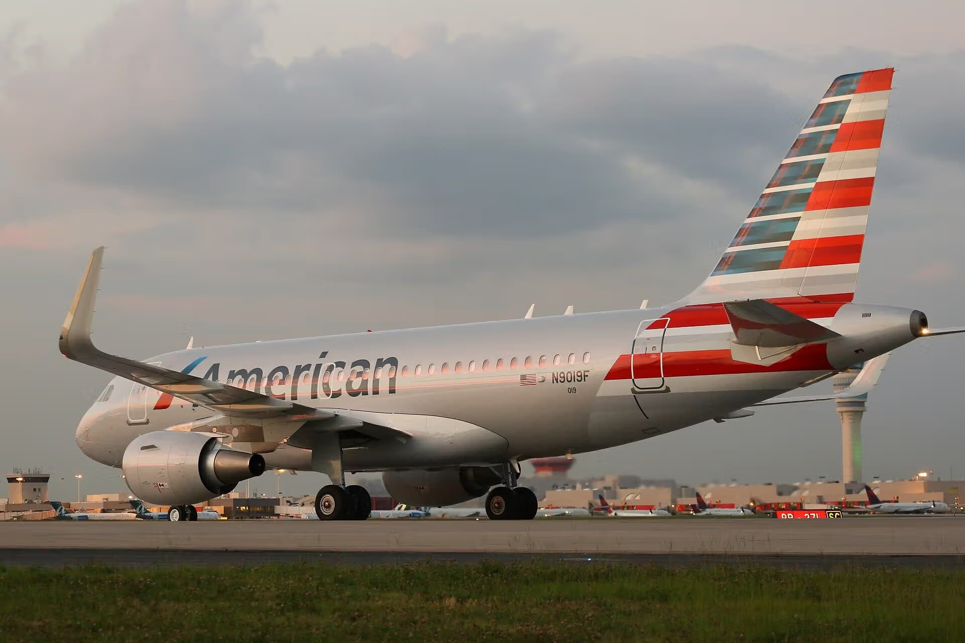 N9019F — Twin-engine aircraft