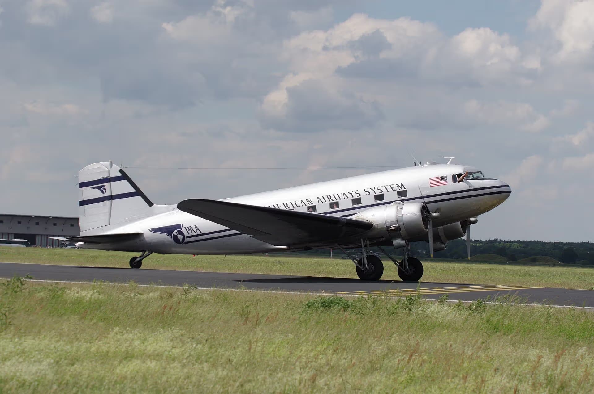 N877MG — Douglas