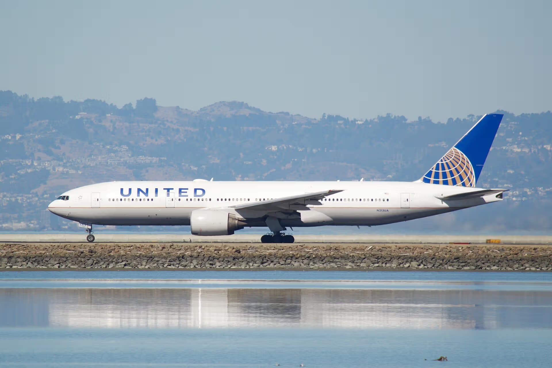 N213UA — Twin-engine aircraft