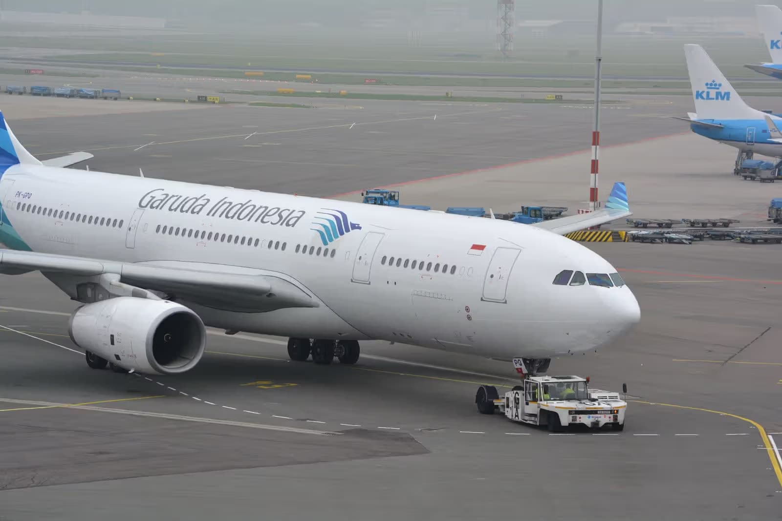 PK-GPQ — Twin-engine aircraft