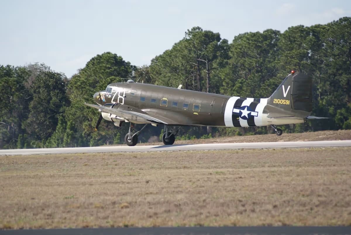 Unidentified — Twin-engine aircraft