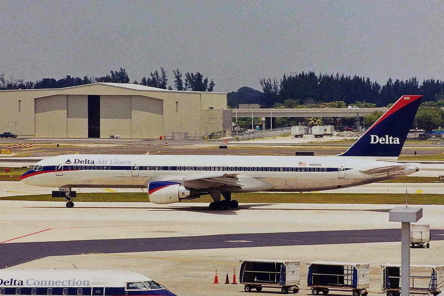 N695DL — Boeing
