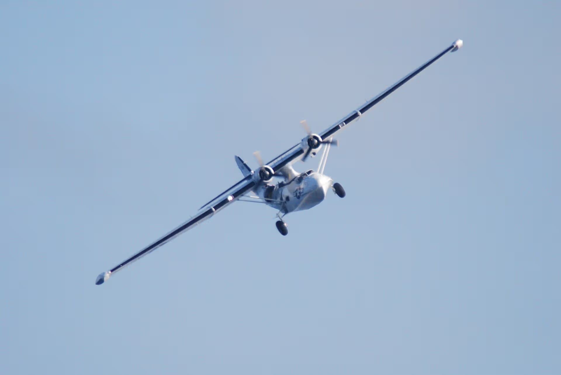 Unidentified — Twin-engine aircraft