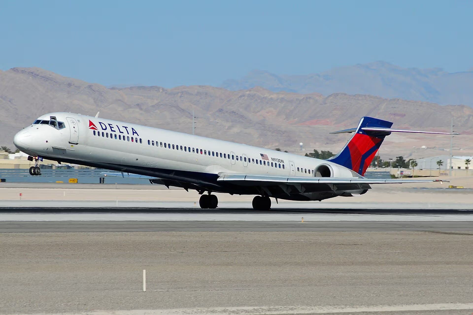 N913DN — Twin-engine aircraft