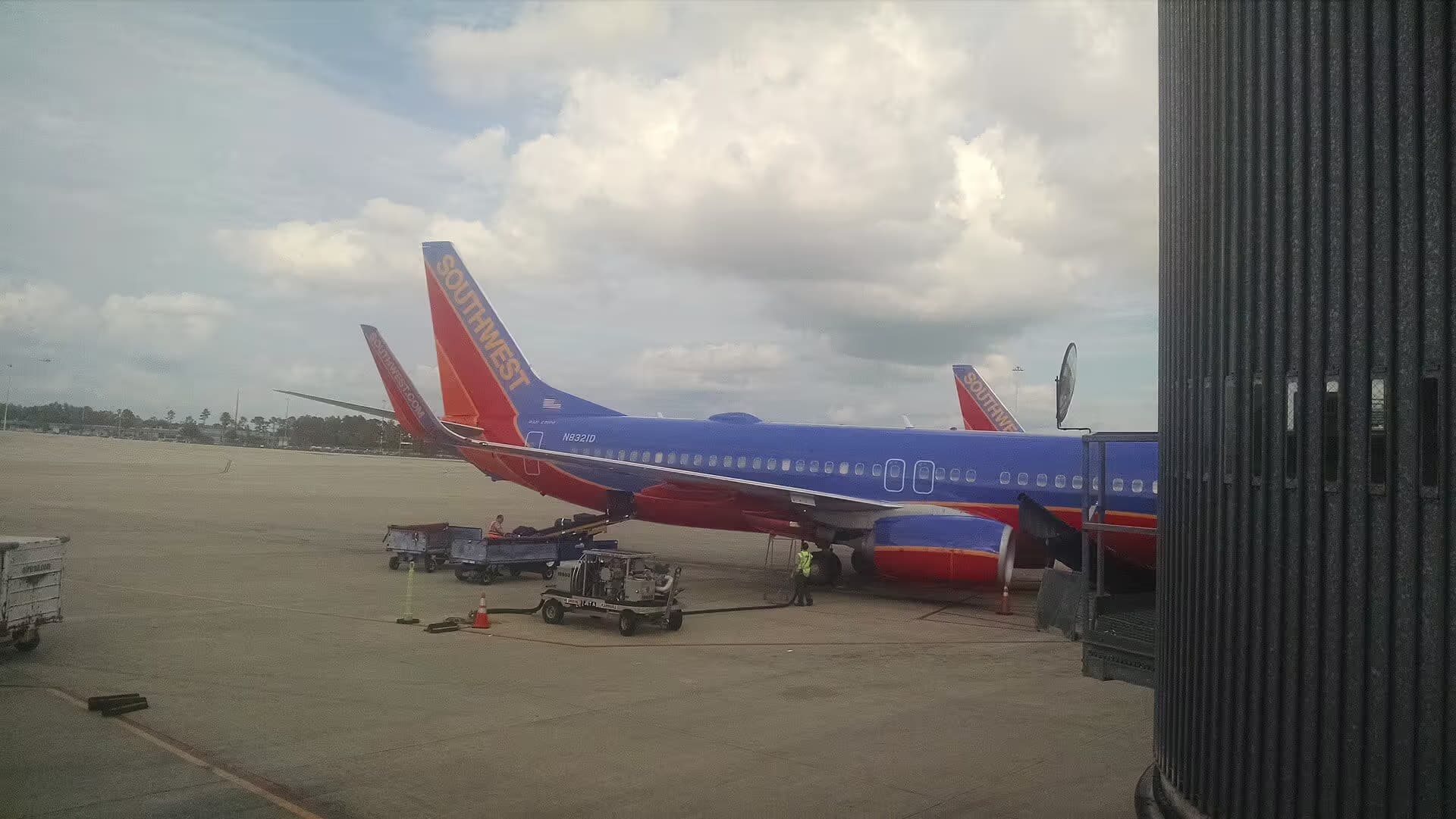 N8321D — Twin-engine aircraft